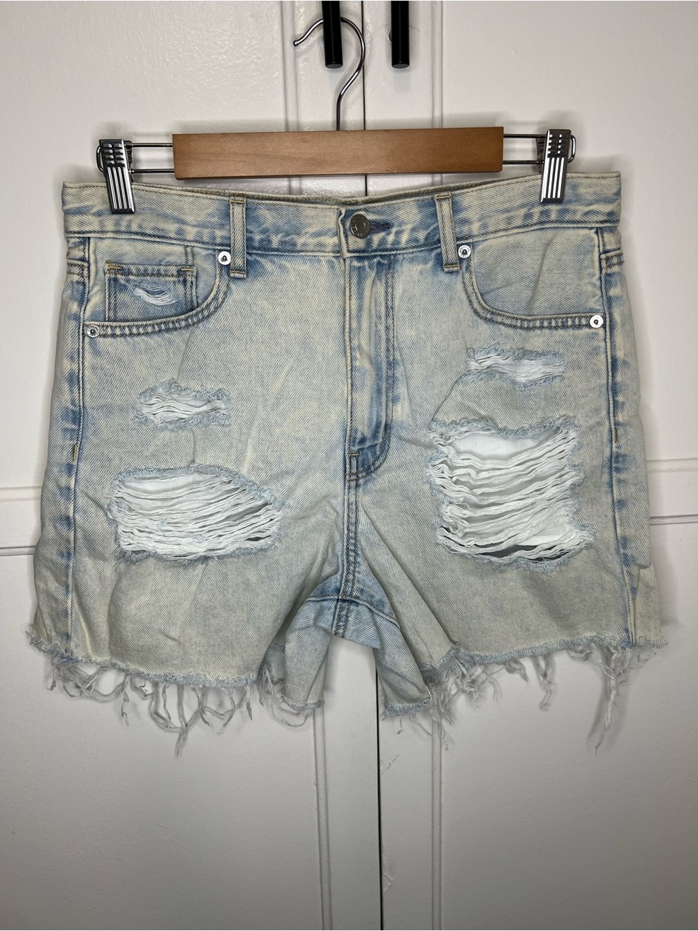 American Eagle Women’s High Rise Distressed Mom Short | Size: 6